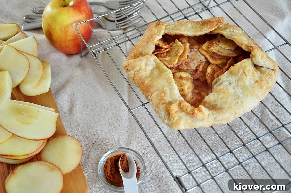 Finished Crostata with a bunch of sliced apples, garnished beautifully and ready to serve.