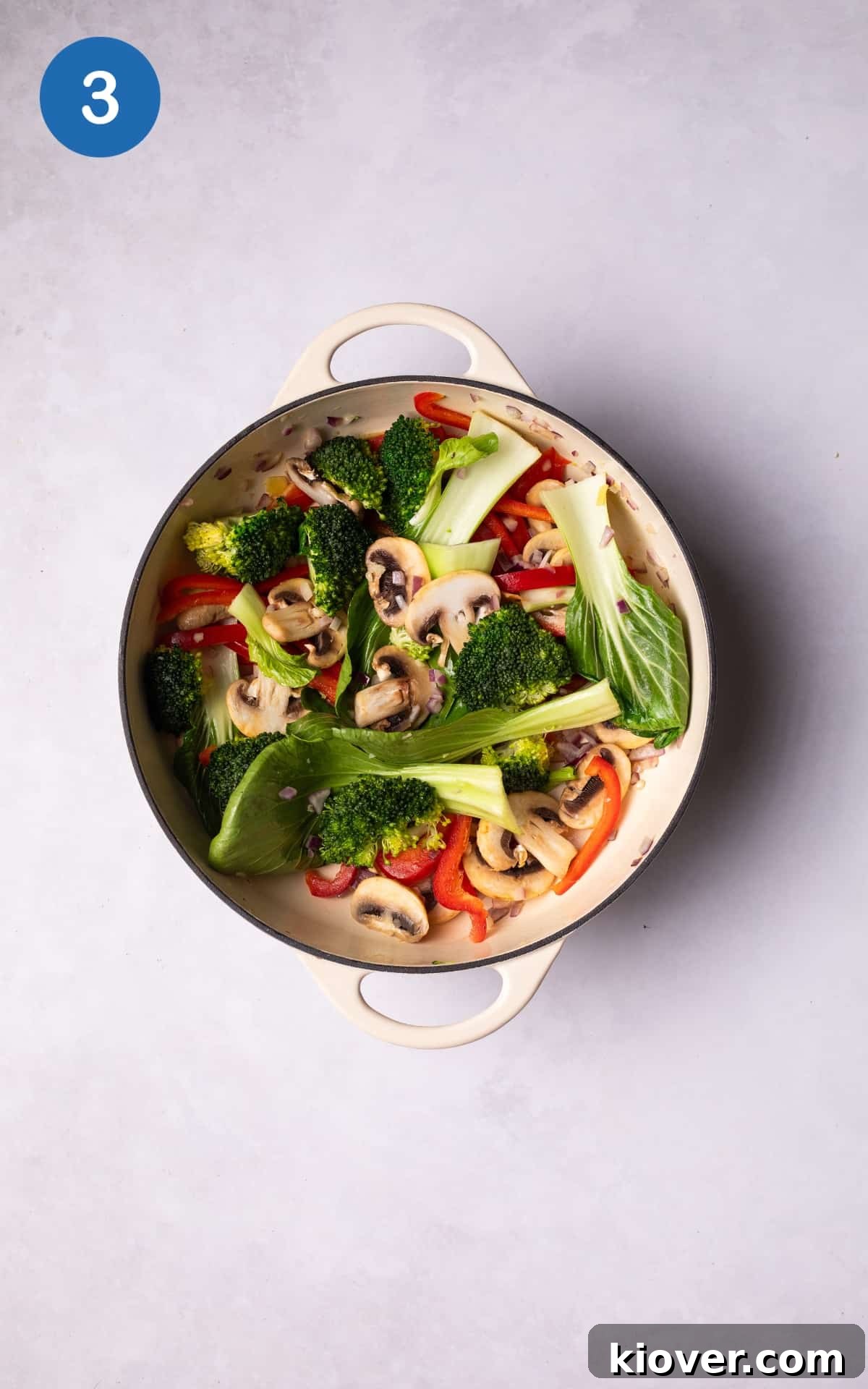 Adding vegetables for the vermicelli soup in the pot.