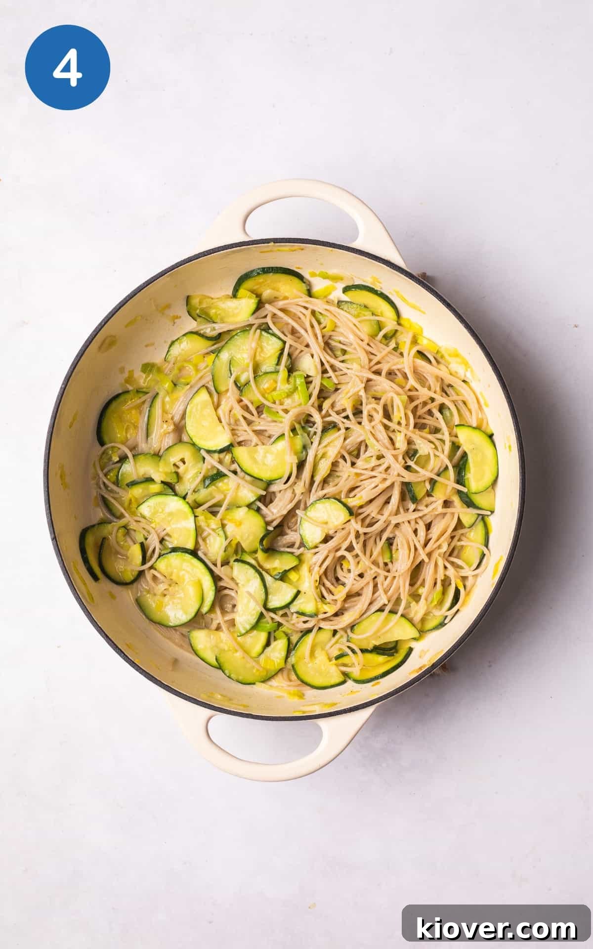 Zucchini Pasta Recipes: Quick Weeknight Meals with Fresh Sauce 7 mixing courgette with pasta.