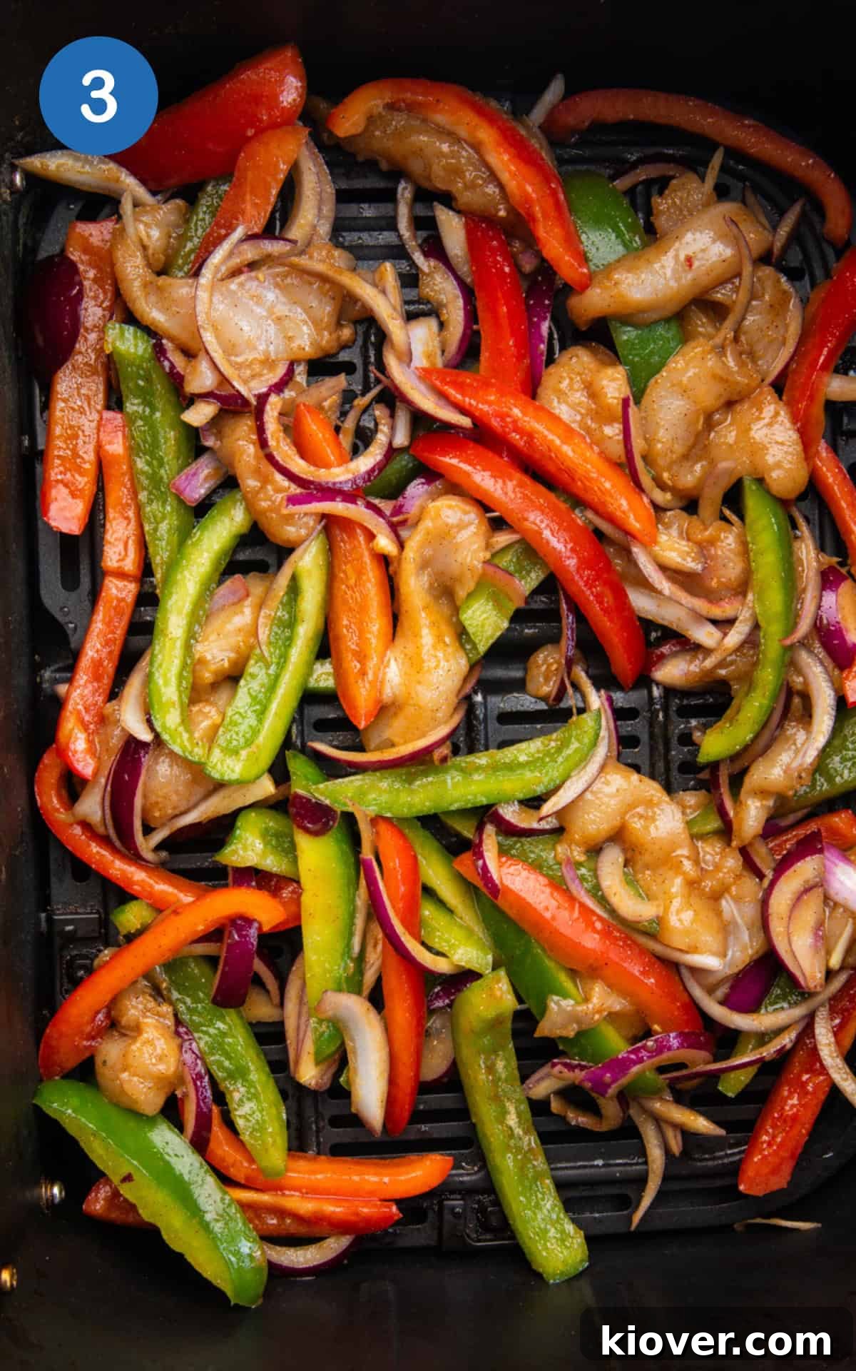 Crispy Air Fryer Chicken Fajitas Recipe for Quick Weeknight Meals 6 chicken and vegetables in an air fryer basket.