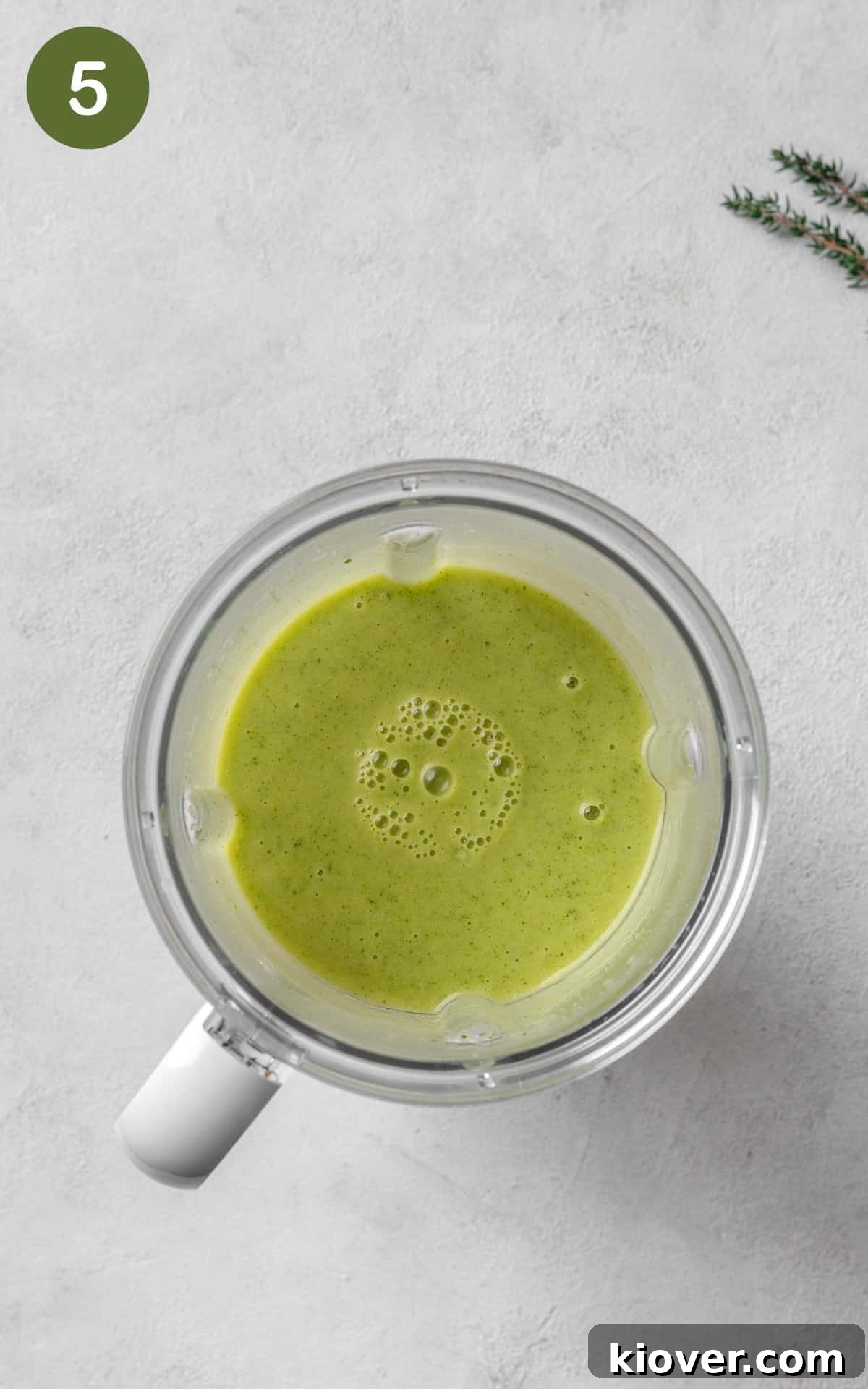 Courgette soup in a blender.