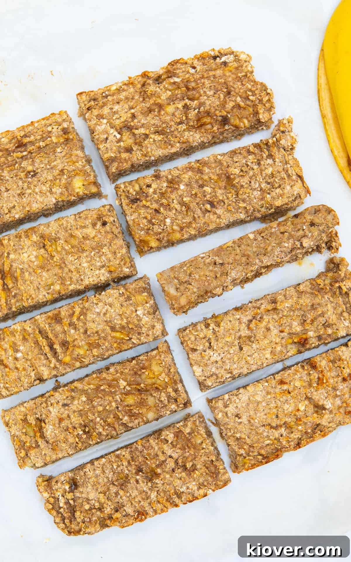 Banana Breakfast Bars with Oats and Nuts receita 7 Breakfast banana bars sliced, served on a white background.